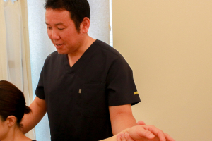 リンクス上野台指圧鍼灸院・整骨院の肩こりの施術風景画像です。