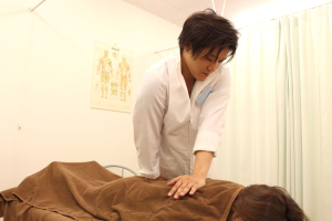 木賀鍼灸整骨院の腰痛の施術風景画像です。