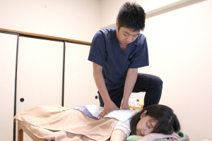 いろは治療院の腰痛の施術風景画像です。