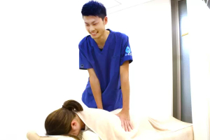 Ｆ．Ｃ．Ｃ．かやば町鍼灸整骨院の腰痛の施術風景画像です。