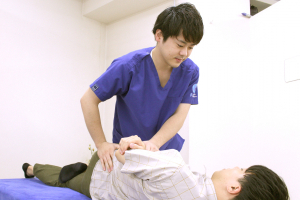 飯田橋駅前鍼灸整骨院の骨盤矯正施術の施術風景画像です。