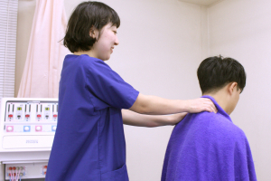 飯田橋駅前鍼灸整骨院の肩こりの施術風景画像です。