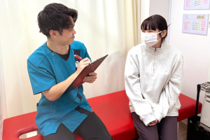 こころ整骨院天神院のカウンセリング風景画像です。