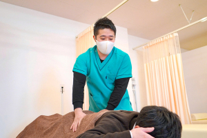 東府中＠接骨院の整体の施術風景画像です。