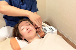 かんだ駅前鍼灸整骨院の美容鍼施術の施術風景画像です。