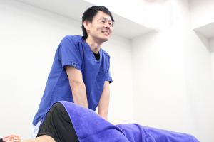 かんだ駅前鍼灸整骨院の腰痛の施術風景画像です。