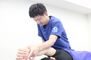 かんだ駅前鍼灸整骨院の肩こりの施術風景画像です。