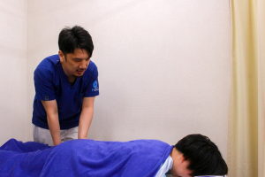 Ｆ．Ｃ．Ｃ．築地鍼灸整骨院の腰痛の施術風景画像です。