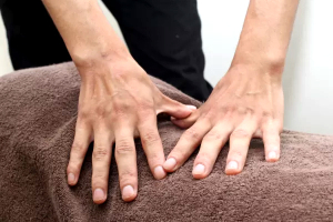 健美整骨院・整体院の骨盤矯正施術の施術風景画像です。