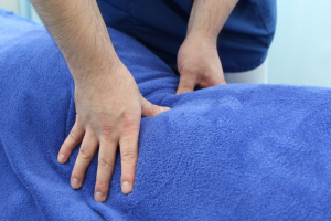 Ｆ．Ｃ．Ｃ．あやせ鍼灸整骨院の腰痛の施術風景画像です。