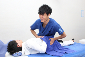 Ｆ．Ｃ．Ｃ．よみうりランド鍼灸整骨院（アメリア稲城様2階）の骨盤矯正施術の施術風景画像です。