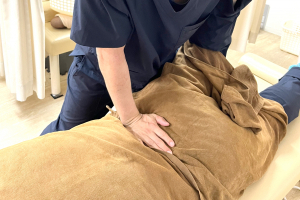 西荻窪中央整骨院の整体の施術風景画像です。