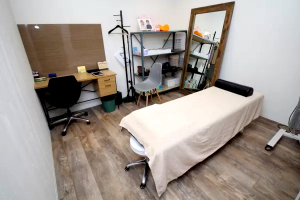 Ｉｃｈｉｇａｙａの鍼灸整骨院で整体施術を受ける内観画像像