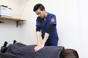 Ｉｃｈｉｇａｙａの鍼灸整骨院の腰痛の施術風景画像です。