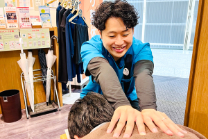 こころ整体院　札幌駅前院の肩こりの施術風景画像です。