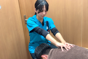 こころ整体院　横浜駅西口院の肩こりの施術風景画像です。