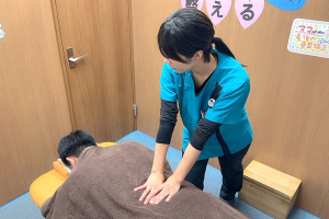 こころ整体院　横浜駅西口院の腰痛の施術風景画像です。