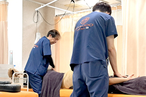 笹塚整骨院の骨盤矯正施術の施術風景画像です。