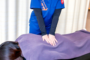 スイッチオン接骨院・はり灸院の骨盤矯正施術の施術風景画像です。