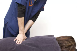 とくやま整骨院の腰痛の施術風景画像です。