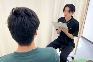 くまのみ整骨院　草加院のカウンセリング風景画像です。