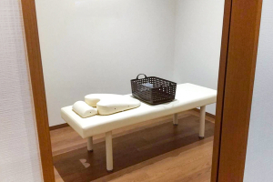 くまのみ整骨院 越谷駅前院で整体施術を受ける内観画像