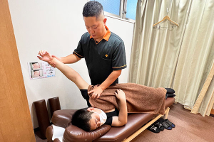 Ｈａｒｉｓｓｈｕ整骨院 新宿西口院の整体の施術風景画像です。