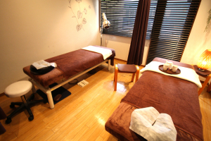 鍼灸サロンアイボリーローズ 新宿院で整体施術を受ける内観画像像