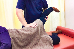 さくら鍼灸整骨院　二俣川院の骨盤矯正の施術風景画像です。