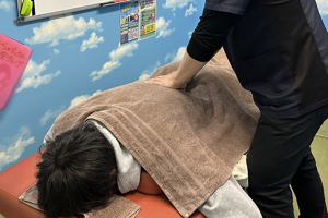 さくら鍼灸整骨院　二俣川院の腰痛の施術風景画像です。