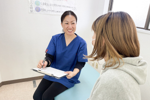 健笑堂はりきゅう整骨院大在院の鍼灸施術のカウンセリング風景の画像