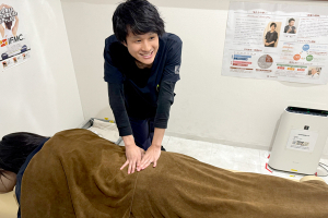 岡山駅前整骨院【鍼灸】の坐骨神経痛の施術風景画像です。