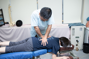 かつ神田整骨院の施術風景画像