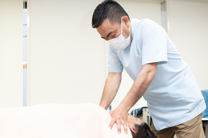 かつ神田整骨院の肩こりに対する施術風景画像