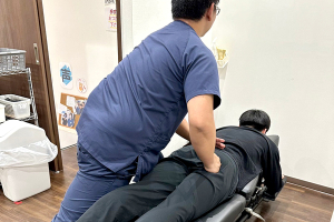 芦花公園駅前鍼灸整骨院の骨盤矯正施術の施術風景画像です。