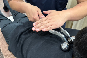 芦花公園駅前鍼灸整骨院の肩こりの施術風景画像です。