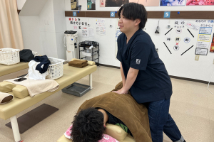 名取西口整骨院の腰痛の施術風景画像です
