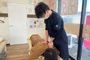 名取西口整骨院の肩こりの施術風景画像です