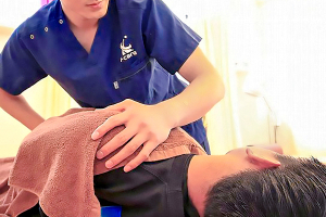 松戸駅西口整骨院の骨盤矯正施術の施術風景画像です。