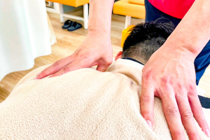 松戸駅西口整骨院の肩こりの施術風景画像です。