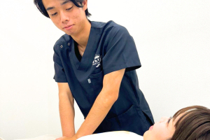 亀有駅チカ海道整骨院の整体の施術風景画像
