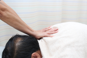 ことぶき整骨院・鍼灸院　武蔵浦和店の肩こりの施術風景画像です。