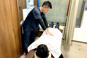 新潟名倉堂鍼灸整骨院の腰痛の施術風景画像です。
