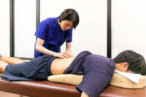 藤見名倉堂鍼灸整骨院の鍼灸施術の施術風景画像です。