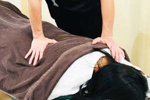 柔道整復院　ｊｕｄｏ－ｓｅｉｆｕｋｕｉｎ　ひばりヶ丘の肩こりの施術風景画像です。