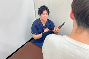 甲斐整骨院　新宮院のカウンセリング風景画像です。