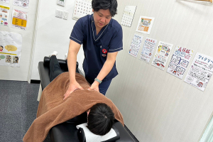 甲斐整骨院　新宮院の腰痛の施術風景画像です。