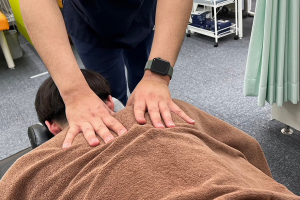 甲斐整骨院　新宮院の肩こりの施術風景画像です。