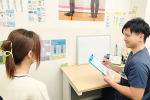 三条名倉堂鍼灸整骨院のカウンセリング風景の画像