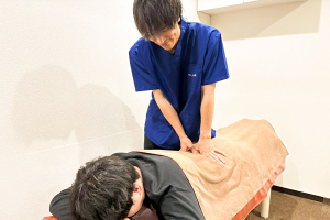 まつば鍼灸整骨院のあん摩マッサージ指圧の施術風景画像